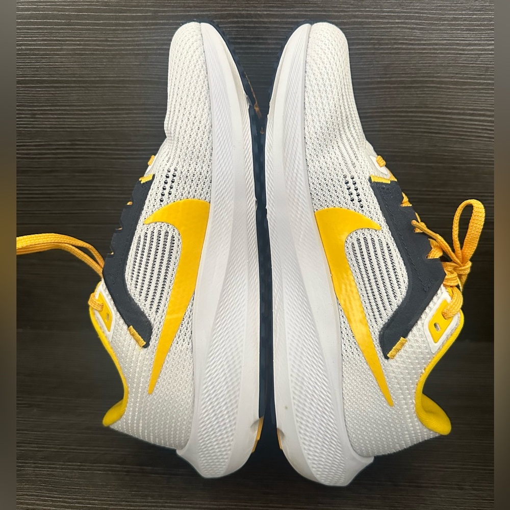 💙Nike Air Zoom Pegasus 40 "Michigan" Running Shoes Size 6.5 W or Men's Size 5💛 - Picture 9 of 14